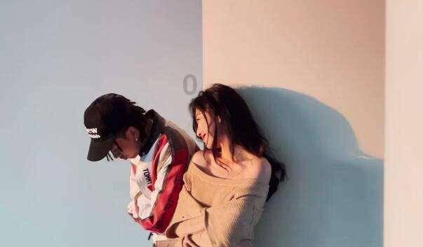 今日份木村光希，身穿印花白T与姐姐合照，手拿柑橘清新甜美